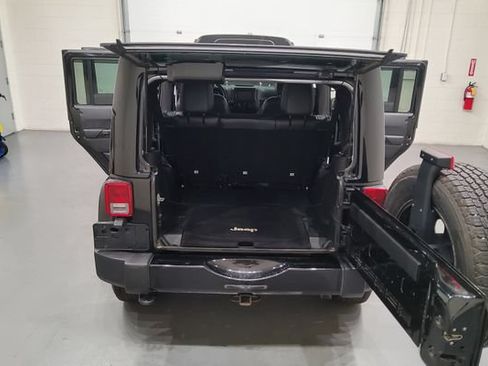 Used 2015 Jeep Wrangler Unlimited Sahara AWD/4WD image 16