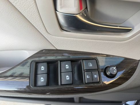 Used 2020 Toyota Sienna XLE w/ XLE Navigation Package FWD image 8