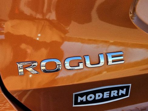 Used 2020 Nissan Rogue SV image 12