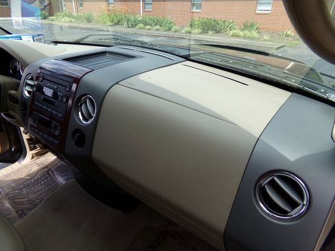 Used 2005 Ford F150 Lariat image 38