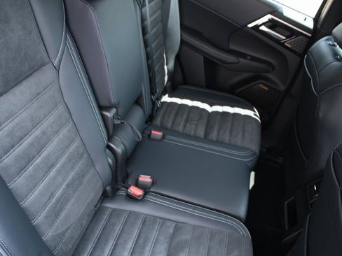 New 2025 Mitsubishi Outlander SE image 9