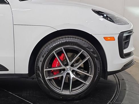 Certified 2023 Porsche Macan AWD/4WD image 11
