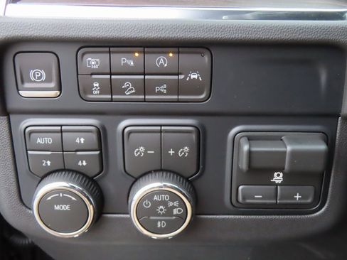 New 2026 Chevrolet Suburban Premier image 16