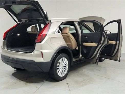 Certified 2024 Cadillac XT4 Luxury w/ Cold Weather Package image 10