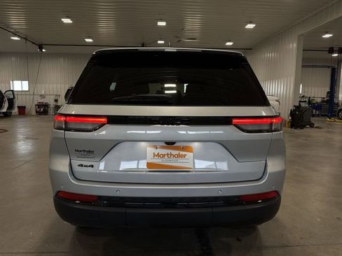 Used 2025 Jeep Grand Cherokee Altitude AWD/4WD image 7