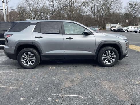 Used 2025 Chevrolet Equinox LT image 2