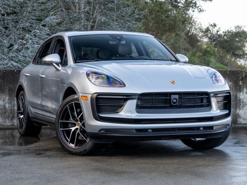 Certified 2023 Porsche Macan image 6