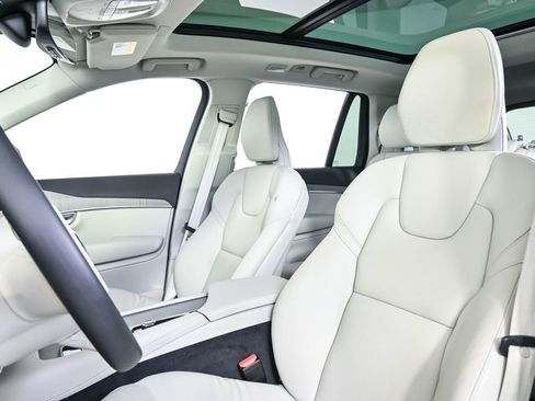 Certified 2025 Volvo XC90 B5 Plus AWD/4WD image 7