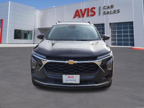 Used 2025 Chevrolet Trax LT w/ LT Convenience Package FWD image 2