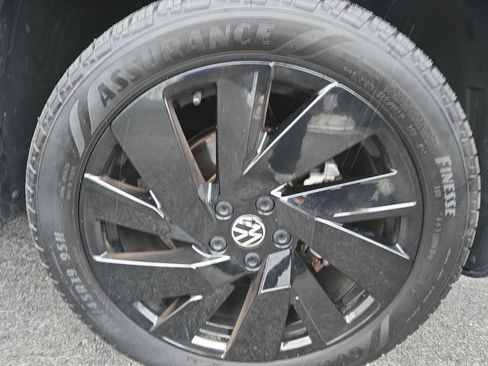 Used 2024 Volkswagen Taos SE image 4