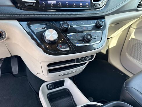 Used 2024 Chrysler Pacifica Limited FWD image 26