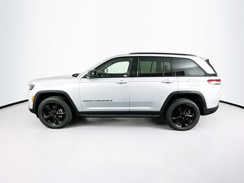 Used 2023 Jeep Grand Cherokee Altitude AWD/4WD image 4