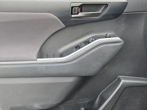 Used 2022 Toyota Highlander LE image 25