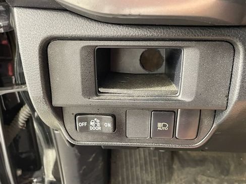 Used 2018 Toyota Tacoma SR5 RWD image 10