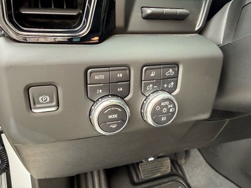 Used 2025 GMC Sierra 1500 AT4 w/ AT4 Premium Package AWD/4WD image 22