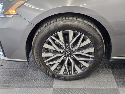 Used 2025 Nissan Altima 2.5 SV image 10