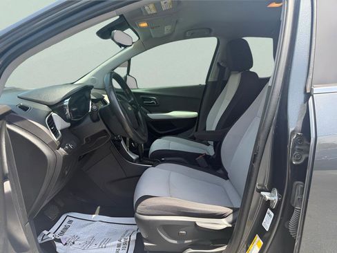 Used 2019 Chevrolet Trax LT w/ LPO, Cargo Package FWD image 9