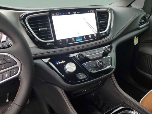 New 2026 Chrysler Pacifica Pinnacle image 9
