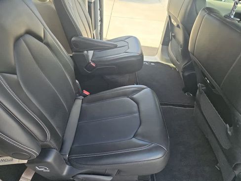 Used 2024 Chrysler Pacifica Touring-L image 49