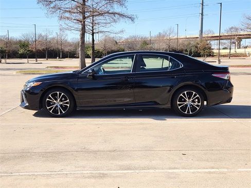 Used 2019 Toyota Camry SE image 4