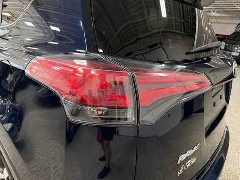 Used 2018 Toyota RAV4 XLE AWD/4WD image 8