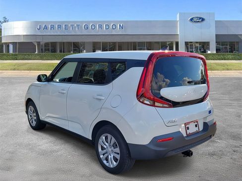 Used 2022 Kia Soul LX image 3