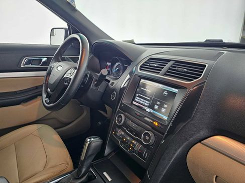 Used 2016 Ford Explorer XLT w/ Equipment Group 202A image 11