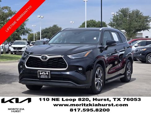 Used 2022 Toyota Highlander XLE FWD image 2