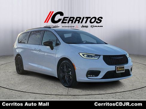 New 2026 Chrysler Pacifica Select FWD image 1