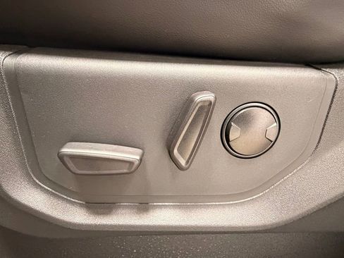 Used 2023 Ford Expedition XLT image 27