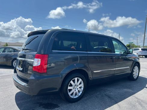 Used 2011 Chrysler Town & Country Touring-L FWD image 11