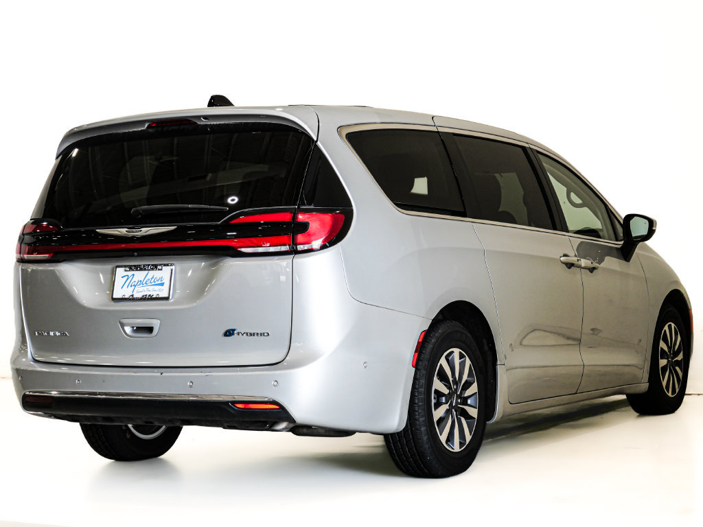 Used 2023 Chrysler Pacifica Touring-L FWD image 6