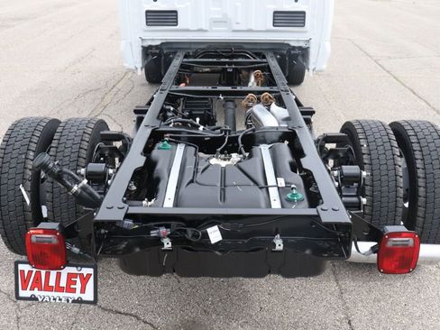 New 2025 Ford F550 4x4 Regular Cab Super Duty image 17