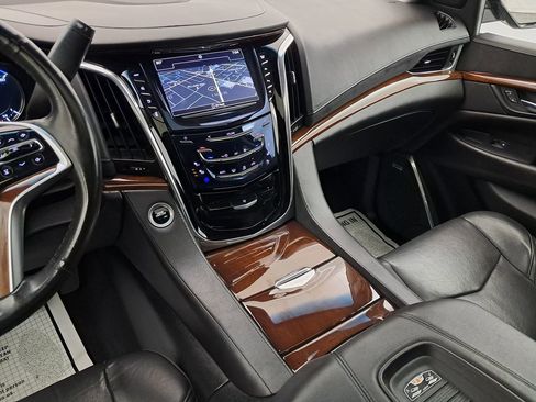 Used 2018 Cadillac Escalade ESV Luxury image 17