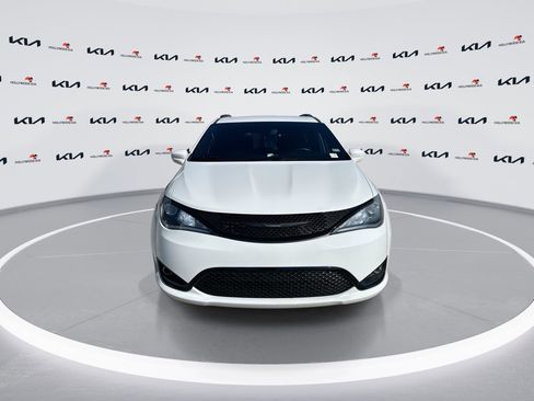 Used 2020 Chrysler Pacifica Touring-L Plus w/ S Appearance Package FWD image 3