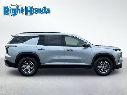 Used 2025 Chevrolet Traverse LT AWD/4WD image 7
