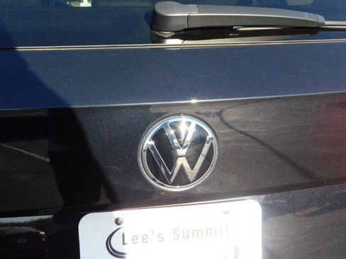 Used 2022 Volkswagen Taos SE w/ Panoramic Sunroof Package image 5