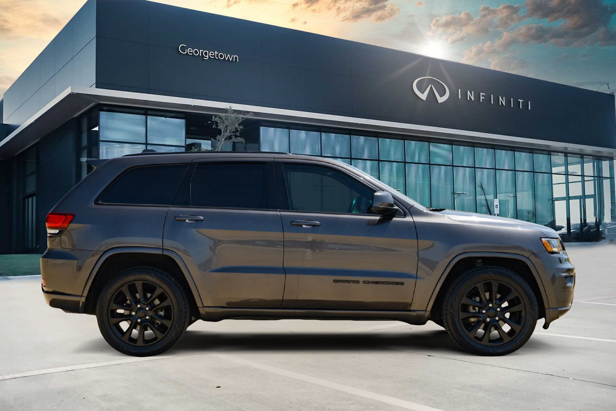 Used 2019 Jeep Grand Cherokee Altitude RWD image 4