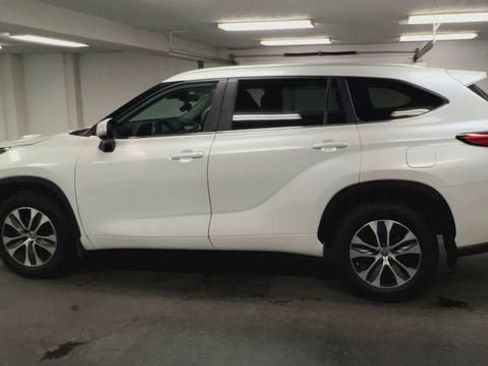 Used 2023 Toyota Highlander XLE AWD/4WD image 6