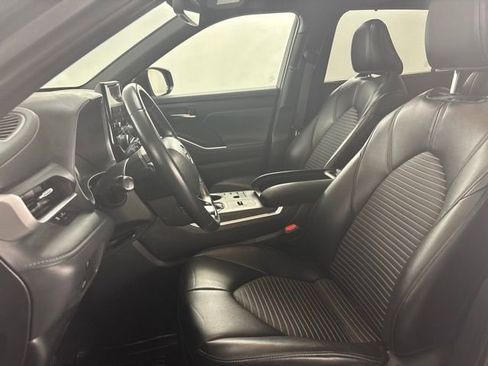 Used 2023 Toyota Highlander XSE FWD image 10