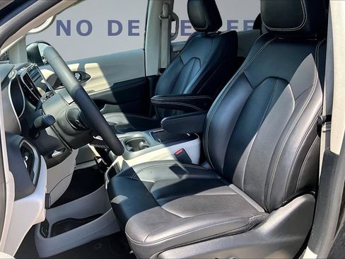 Used 2023 Chrysler Pacifica Touring-L FWD image 21
