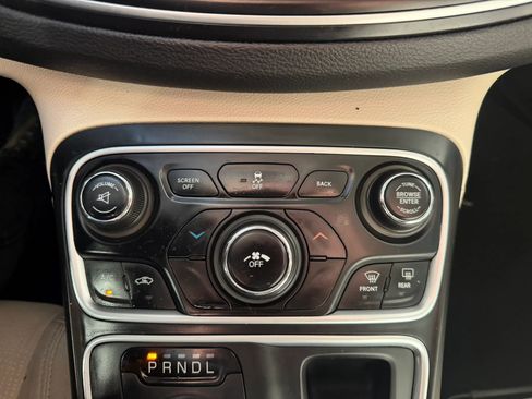 Used 2015 Chrysler 200 Limited w/ Convenience Group FWD image 18