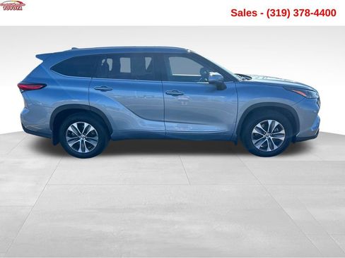 Used 2022 Toyota Highlander XLE AWD/4WD image 7