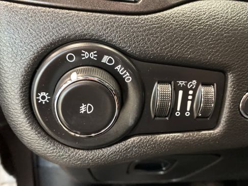 Used 2020 Jeep Cherokee Trailhawk w/ Comfort & Convenience Group image 18