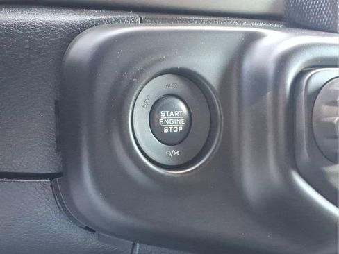 Used 2018 Jeep Wrangler Unlimited Sahara AWD/4WD image 11