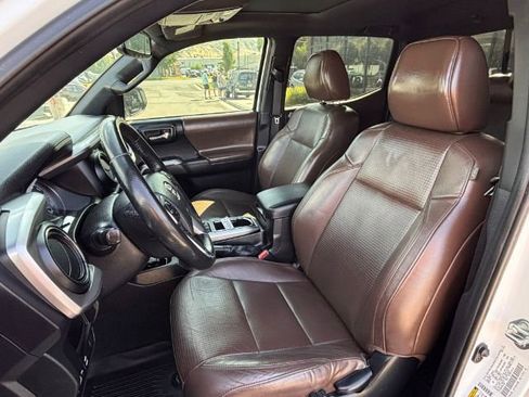 Used 2016 Toyota Tacoma Limited w/ Towing Package image 15