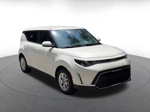 Used 2025 Kia Soul LX w/ LX Technology Package FWD image 3