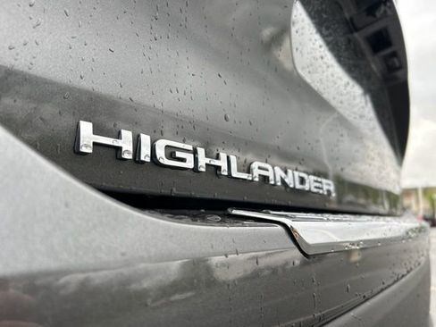Used 2023 Toyota Highlander LE AWD/4WD image 31