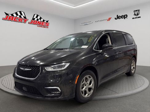 Used 2024 Chrysler Pacifica Limited w/ Trailer Tow Group image 1