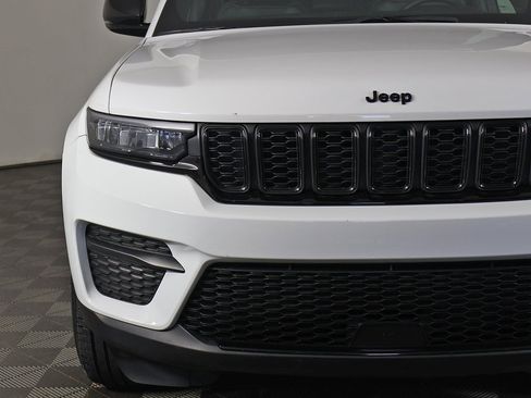 Used 2024 Jeep Grand Cherokee Altitude image 11